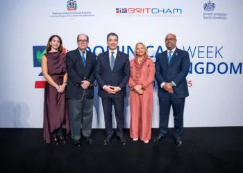 De izquierda a derecha, los señores robison bou, rosa hernández de grullón, christopher paniagua, carol van der walt, amauris vásquez y anyarlene bergés.