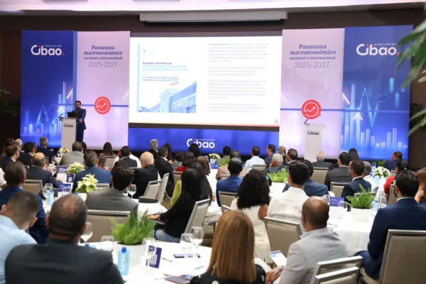 Asociación cibao ofrece conferencia a clientes sobre perspectiva económica nacional e internacional