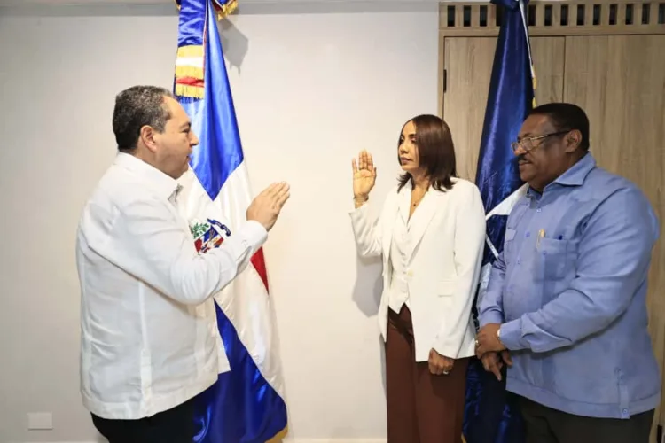 Juramentan nueva directora en el hospital municipal el almirante
