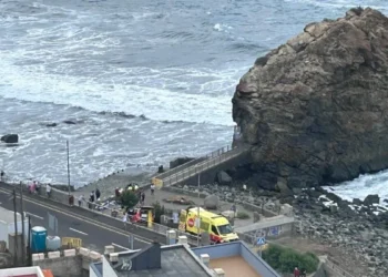 Tres muertos en la isla española de tenerife por fuerte oleaje