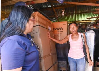 Dasac entrega enseres del hogar a familias afectadas por un tornado en miches