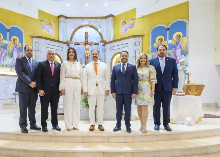 Henry Fuentes, vicepresidente ejecutivo de AFP Reservas, encabeza misa de Acción de Gracias oficiada en la parroquia Buen Pastor por el 24 aniversario de la entidad. Le acompañan desde la izquierda, Leandro Villanueva, José Martí, Ana Pou, Juan Mustafá, Annerys Rodríguez y Jorge Dargam.