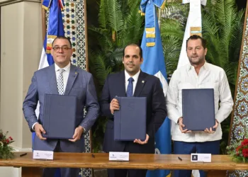 Ian rondón, vicepresidente ejecutivo de afi reservas; leandro villanueva, vicepresidente ejecutivo de empresas subsidiarias de banreservas; y carlos arnal, coordinador de los grupos unidos por la zona colonial, en la firma del acuerdo sobre tarifas preferenciales para comerciantes usuarios del parqueo plaza zona colonial.