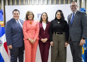 Alieska díaz, vicepresidenta ejecutiva senior administrativa de banreservas, acompañada desde la izquierda de hernan mayol, director senior de oficinas de representación estados unidos; geanilda vásquez, cónsul en miami; celinés toribio, viceministra de relaciones exteriores para las comunidades dominicanas en el exterior; y henry ogando, director senior internacional oficinas de representación.