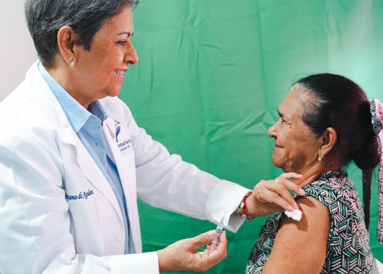 Participación de la doctora Carmen Alicia Quijano de Aguilera, presidenta del Voluntariado Banreservas, durante la jornada de salud.