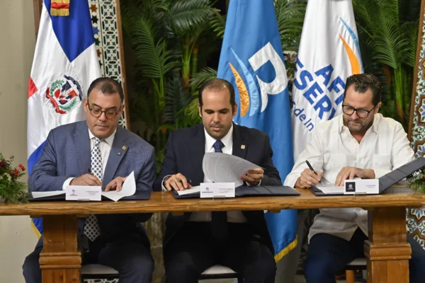 Ian Rondón, vicepresidente ejecutivo de AFI Reservas; Leandro Villanueva,vicepresidente ejecutivo de Empresas Subsidiarias de Banreservas; y Carlos
Arnal, coordinador de los Grupos Unidos por la Zona Colonial, en la firma del
acuerdo sobre tarifas preferenciales para comerciantes usuarios del Parqueo
Plaza Zona Colonial.