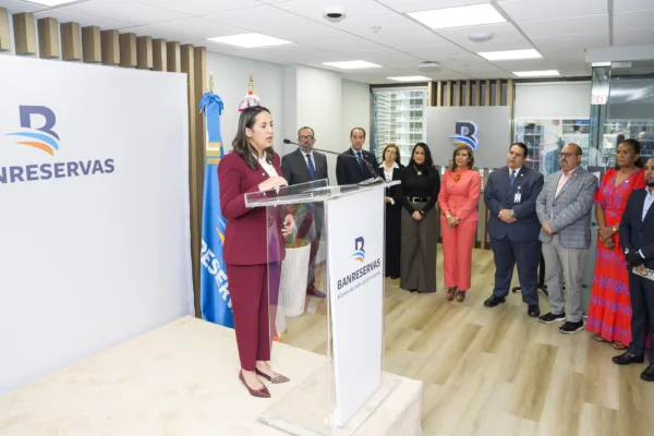 Alieska Díaz, vicepresidenta ejecutiva senior Administrativa de Banreservas,durante su visita a la oficina de representación en Miami, Estados Unidos.