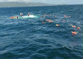Catamarán con turistas se hunde en la bahía de samaná