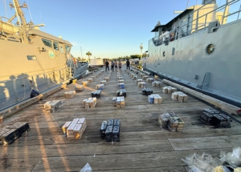 Arrestan a tres hombres con un cargamento de más de 1. 5 toneladas de presunta cocaína