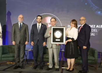 Foro económico eldinero 2025 reconoce al gobernador del banco central y apuesta a república dominicana como hub logístico