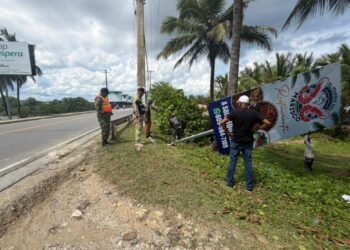 Intrant, rd vial y mopc retiran exceso de vallas ilegales en carreteras de verón-punta cana