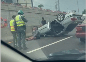 Cae vehículo del nuevo paso a desnivel de pintura