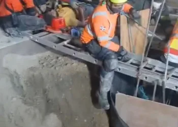 Rescatan con vida a dos trabajadores tras derrumbe en fábrica de cemento cibao en santiago