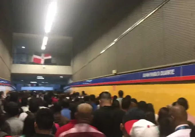 Pelea violenta entre agentes del metro y dos hombres en estación juan pablo duarte
