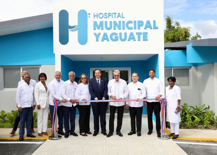 Presidente abinader entrega hospital totalmente remozado en yaguate