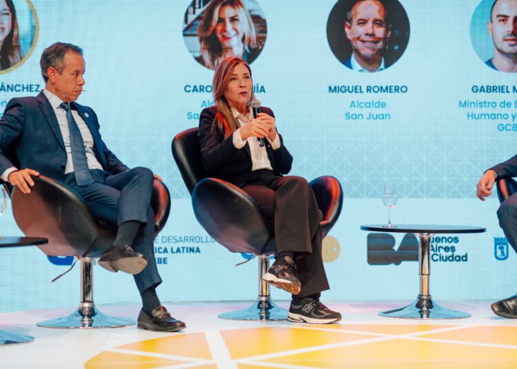 Carolina mejía expone ante la ucci política regional de viviendas resilientes y bienestar ciudadano