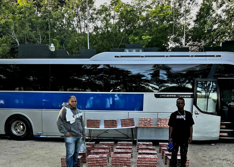 Ejército decomisa 130,000 cigarrillos de contrabando ocultos en autobús en matayaya