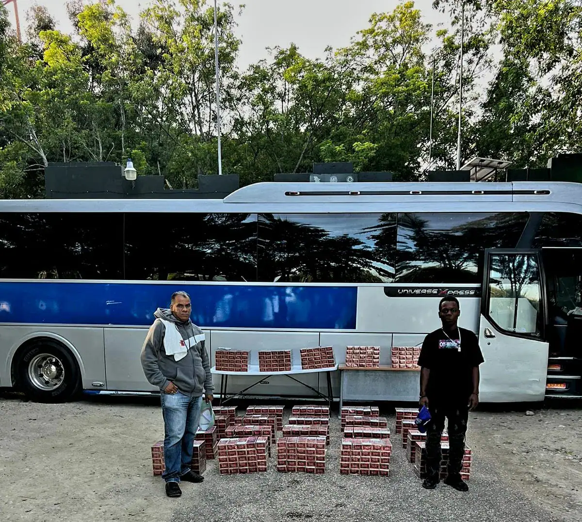 Ejército decomisa 130,000 cigarrillos de contrabando ocultos en autobús en matayaya