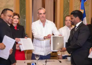 Abinader respalda pacto nacional contra la violencia de género; recibe la reforma integral “déjala ir”