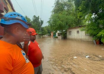 Barahona vive este domingo intensas inundaciones por lluvias debido a onda tropical