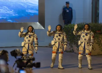 ARCHIVO - Los astronautas chinos (de izquierda a derecha) Wang Haoze, Cai Xuzhe y Song Lingdong saludan antes de partir al espacio a bordo de la misión Shenzhou-19, en el centro de lanzamiento de Jiuquan, en el noroeste de China, el 30 de octubre de 2024. (AP Foto/Ng Han Guan, archivo)