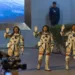 ARCHIVO - Los astronautas chinos (de izquierda a derecha) Wang Haoze, Cai Xuzhe y Song Lingdong saludan antes de partir al espacio a bordo de la misión Shenzhou-19, en el centro de lanzamiento de Jiuquan, en el noroeste de China, el 30 de octubre de 2024. (AP Foto/Ng Han Guan, archivo)