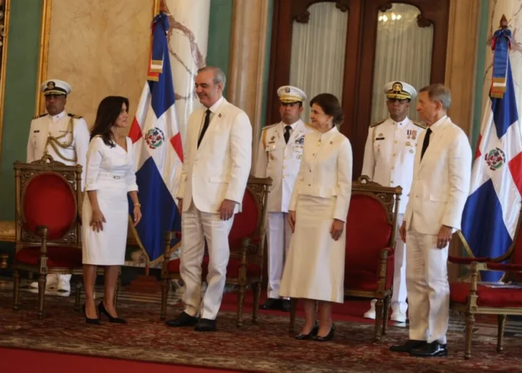 Abinader recibe cartas credenciales de nueva embajadora de ee. Uu. , leah campos, y otros seis diplomáticos