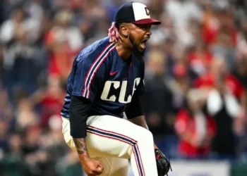Lanzador emmanuel clase fue arrestado en el aeropuerto jfk por presuntas apuestas en mlb