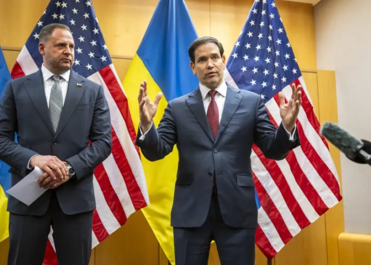 El jefe de la oficina presidencial de Ucrania, Andrey Yermak (izq.), y el secretario de Estado estadounidense, Marco Rubio. Keystone / Martial Trezzini