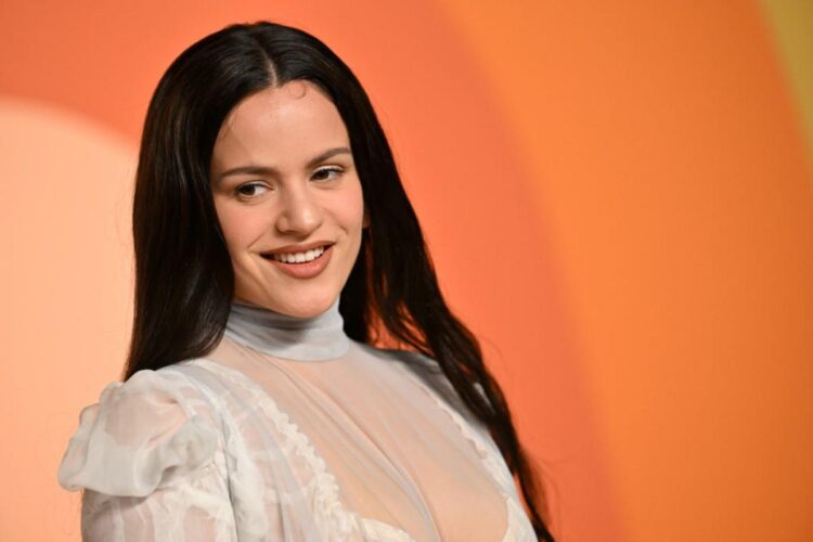 Rosalía suspende concierto en milán tras sufrir grave intoxicación alimentaria