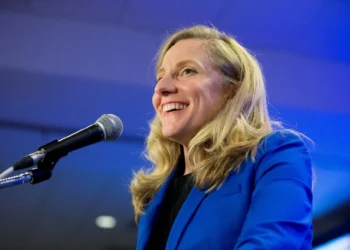 Demócrata spanberger elegida gobernadora de virginia en elecciones clave para trump