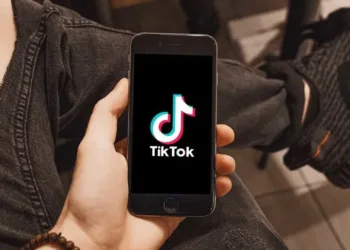 Tiktok se lanza a los pódcast en video