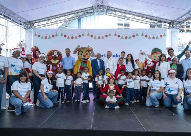 La presidenta del Voluntariado Banreservas, Dra. Carmen Alicia Quijano de Aguilera; el presidente ejecutivo del Banco de Reservas, Dr. Leonardo Aguilera; Shailyn Sosa, directora del Voluntariado; el obispo Manuel Ruiz; Juan Felix y Danisa Morales, representantes del centro educativo; así como Ramón Gabriel Aguilera y Gina Aguilera, estuvieron acompañados por el equipo del Voluntariado Banreservas.
