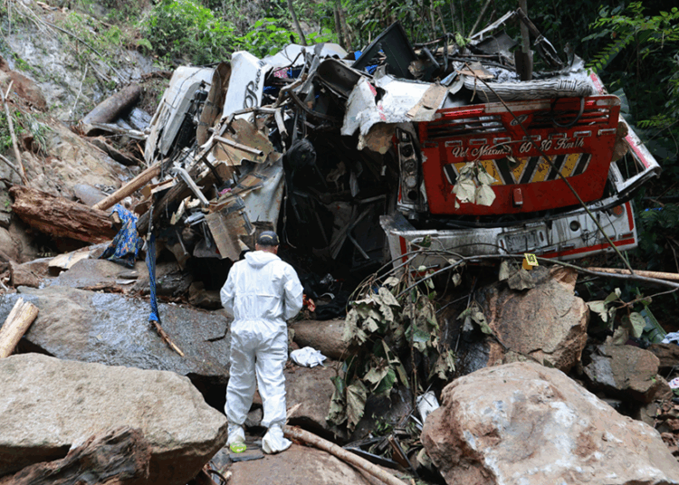 Dieciséis estudiantes y un conductor mueren en accidente de autobús en colombia