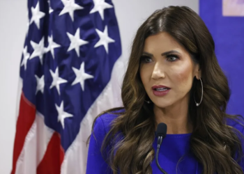 Kristi noem insta a trump a prohibir viajes de países que envían "invasores" a ee. Uu.