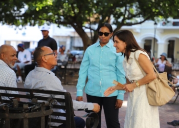 Embajadora leah f. Campos recorre zona colonial junto a freddy ginebra