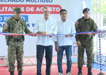 Abinader inaugura multiuso en campamento 16 de agosto y almuerza con erd