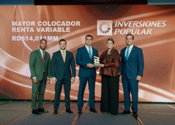 El señor edward baldera, vicepresidente de tesorería, mercado de capitales y banca institucional del banco popular, junto a su equipo, recibió el premio de manos de elianne vilchez, vicepresidenta ejecutiva de la bolsa y mercado de valores de la república dominicana.