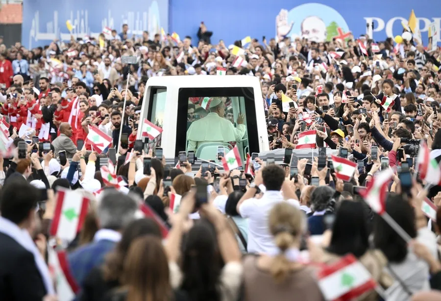 Papa león xiv concluye visita a líbano con misa masiva