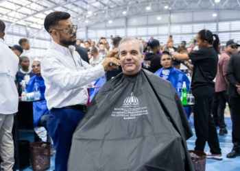 Abinader encabeza encuentro con 1,000 peluqueros y recibe corte de cabello