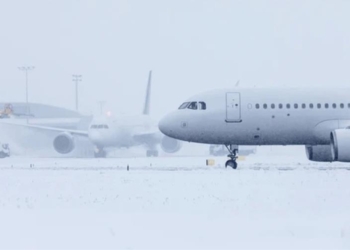 Un total de 1,364 vuelos han sido cancelados y 4,267 retrasados este viernes.