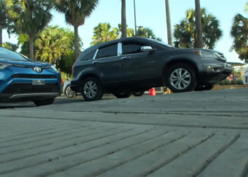 "policía acostado" sin señalización en malecón desata caos y quejas