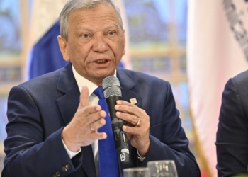 El doctor Leonardo Aguilera, presidente ejecutivo de Banreservas, habla en el desayuno realizado por el Ministerio de Turismo en presencia del ministro David Collado; Jacqueline Mora, viceministra de Turismo; y Juan Bancalari, presidente de Asonahores.