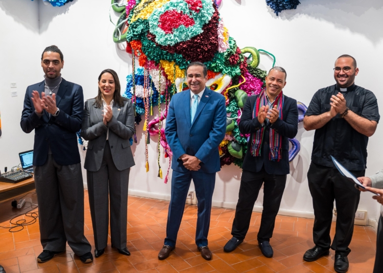 Julián Kunhardt, Alieska Díaz, Víctor Suárez, Melanio Guzmán y el padre Rafael Antonio Peña.