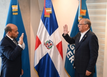 El presidente ejecutivo del banco de reservas, doctor leonardo aguilera, juramenta al nuevo vicepresidente ejecutivo de seguros reservas, luis valdez veras.