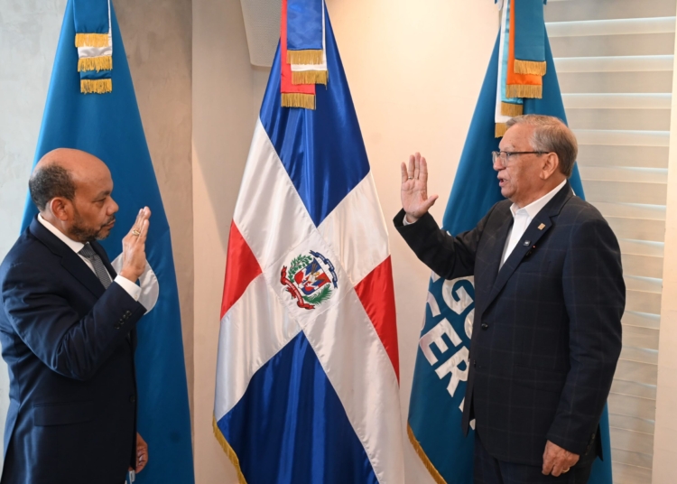 El presidente ejecutivo del Banco de Reservas, doctor Leonardo Aguilera, juramenta al nuevo vicepresidente ejecutivo de Seguros Reservas, Luis Valdez Veras.