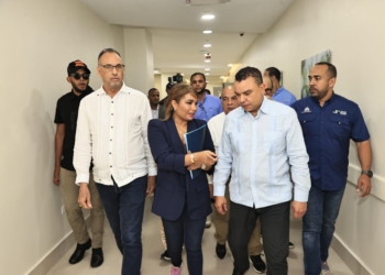 Julio landrón supervisa hospital gatón y anuncia segunda fase