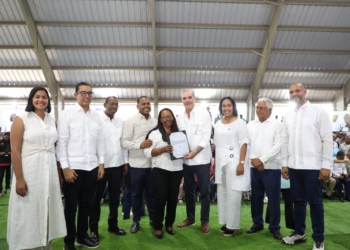 Abinader entrega 517 títulos de propiedad en neiba