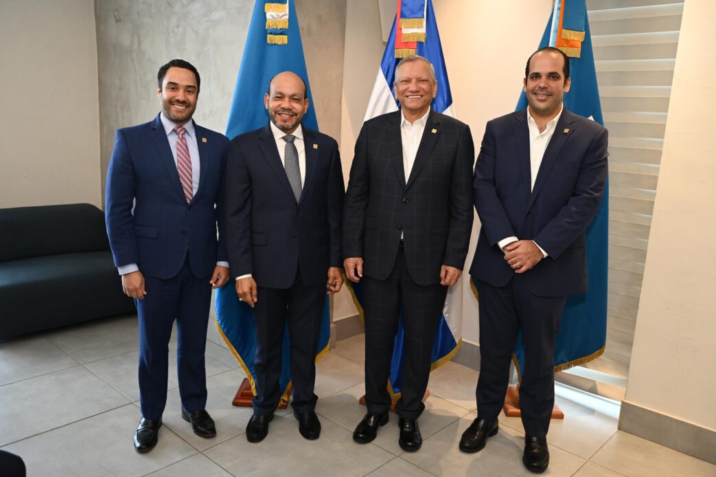 Desde la izquierda, Juan Mustafá, vicepresidente ejecutivo senior de Empresas Subsidiarias; Luis Valdez, vicepresidente ejecutivo de Seguros Reservas; doctor Leonardo Aguilera, presidente ejecutivo de Banreservas; y Leandro Villanueva, vicepresidente ejecutivo de Empresas Subsidiarias.