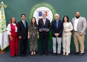 Superintendente de bancos comparte aprendizajes en la unphu